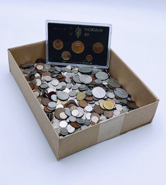 Eske med diverse mynter