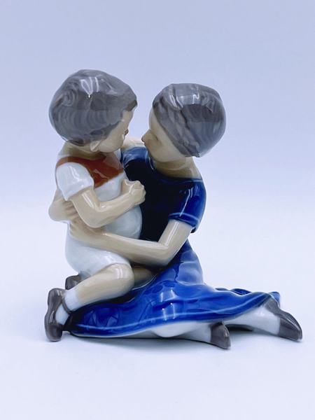 B&G "Children playing embracing" Nr. 1568