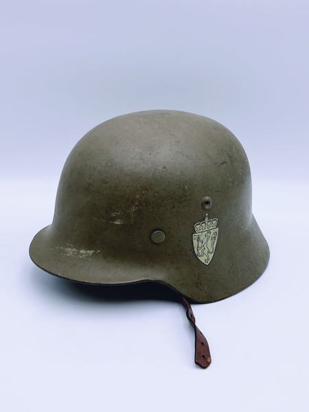 Tysk Militærhjelm med norske riksvåpen 
