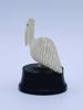 H. 5cm Elfenben "Pelican" på sokkel