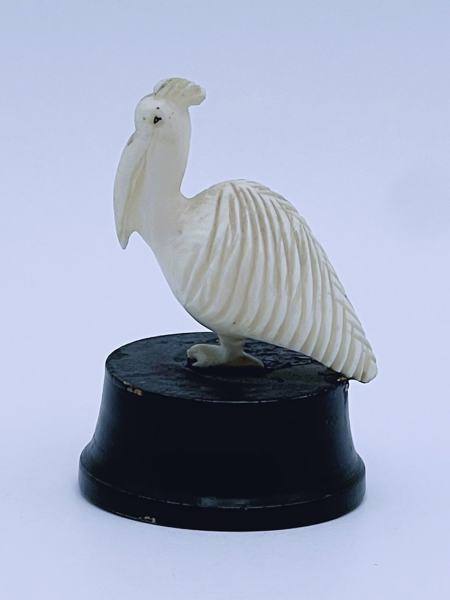 H. 5cm Elfenben "Pelican" på sokkel 