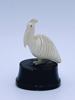 H. 5cm Elfenben "Pelican" på sokkel