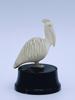 H. 5cm Elfenben "Pelican" på sokkel