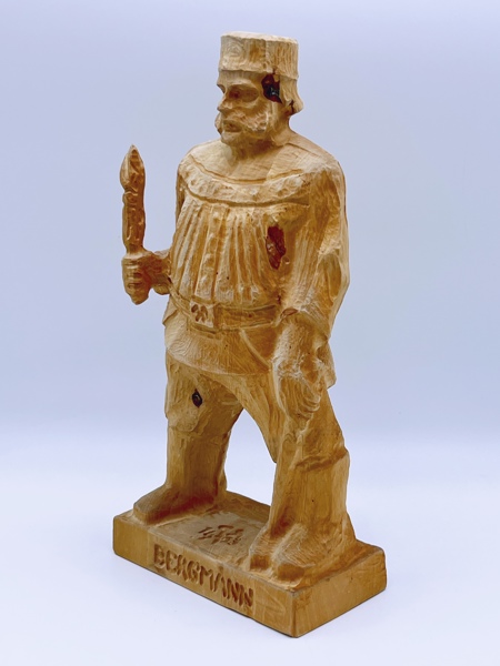 Utskåret "Bergmann Kongsberg" figur i tre