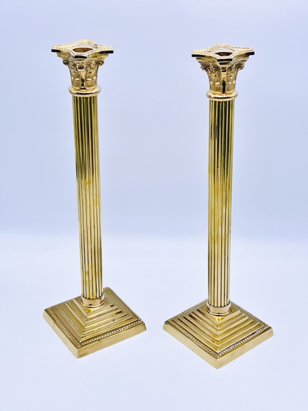 Ett par korintisk stil lysestaker i messing. H 41 cm