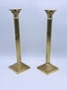 Ett par korintisk stil lysestaker i messing. H 41 cm
