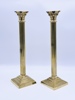 Ett par korintisk stil lysestaker i messing. H 41 cm