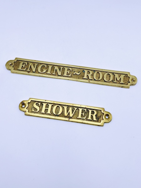 Messingskilt "Engine Room" og "Shower"