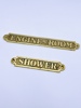 Messingskilt "Engine Room" og "Shower"