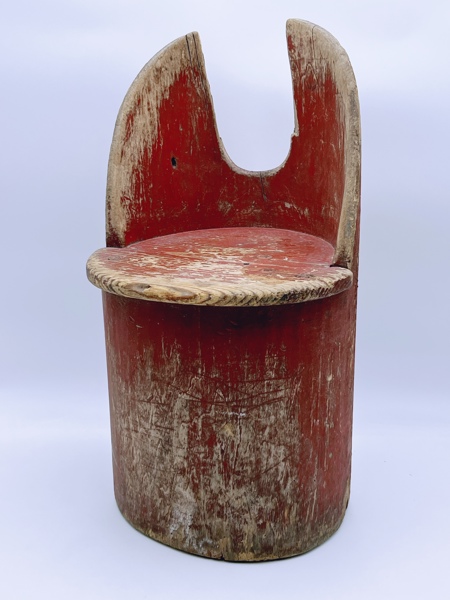 1800t Rødmalt Barne kubbestol. H 47.5 cm.