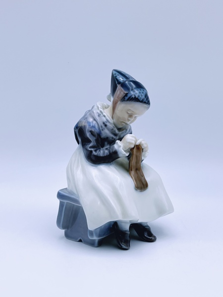 Royal Copenhagen Nr. 1314 figurinne "Amager Girl"