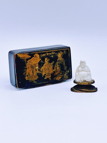 Buddah i elfenben med eske 
