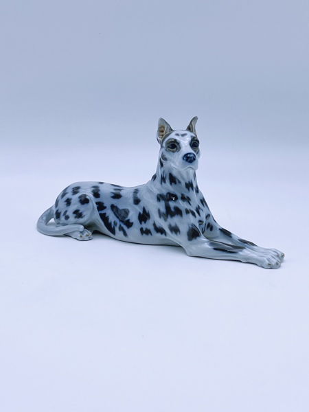 Royal Copenhagen liggende hund Nr. 1679 