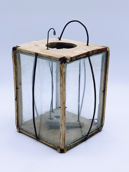 1800t Lykt i tre og glass