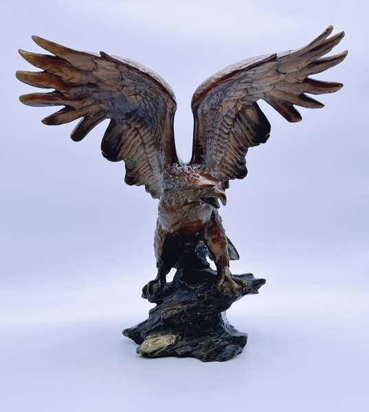 Skulptur "Ørn med Spredte Vinger" i patinert bronse, signert 