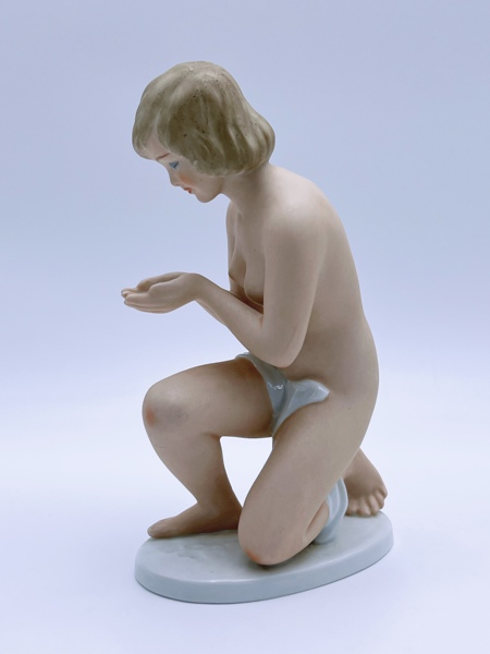 Wallendorf "Sittende Kvinne" Porselensfigur 