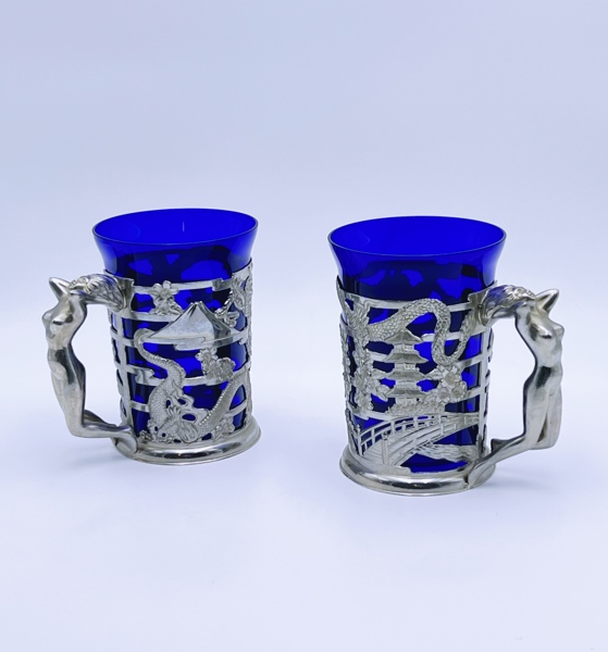 2 krus i blått glass