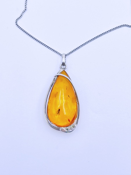 925S Collier med anheng i rav med fossilt insekt