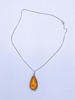 925S Collier med anheng i rav med fossilt insekt