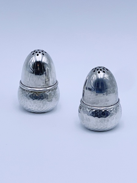830s-Salt- og pepperbøsser "Eikenøtter"