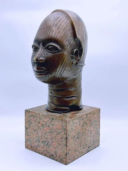  Benin "Queen Hode" Skulptur i bronse med stein sokkel